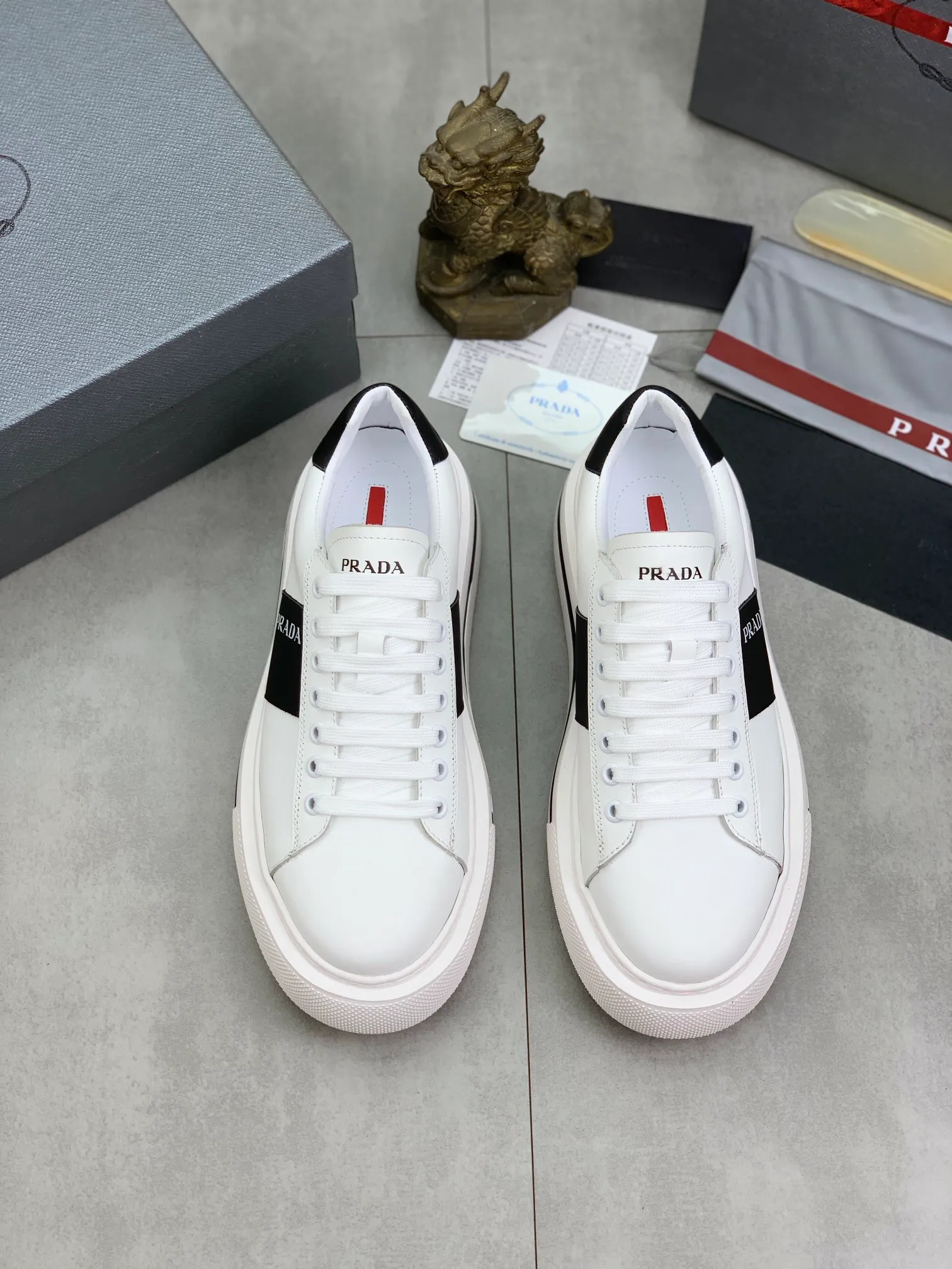 Men's Men's Shoes💰P560💰【New Style】 The latest model of high-quality PRADA classic men's shoes has been launched on the official website in 1:1 replica, synchronized in Hong Kong counters and on the same catwalk; all made of calfskin ➕Imported cowhide lining, 🍡🍡original rubber outsole 1:1 non-slip and wear-resistant; comfortable to wear, attractive style, fine workmanship, and simple and neat shoe last, showing a man's courage and toughness, 👍Number 38 to 44 (45 can be customized) 4⃣️colors🉑️ to choose from
